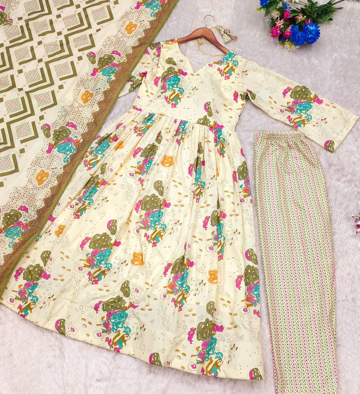 DELICATED SUIT SET