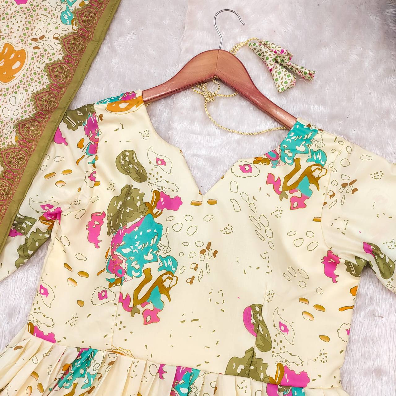 DELICATED SUIT SET