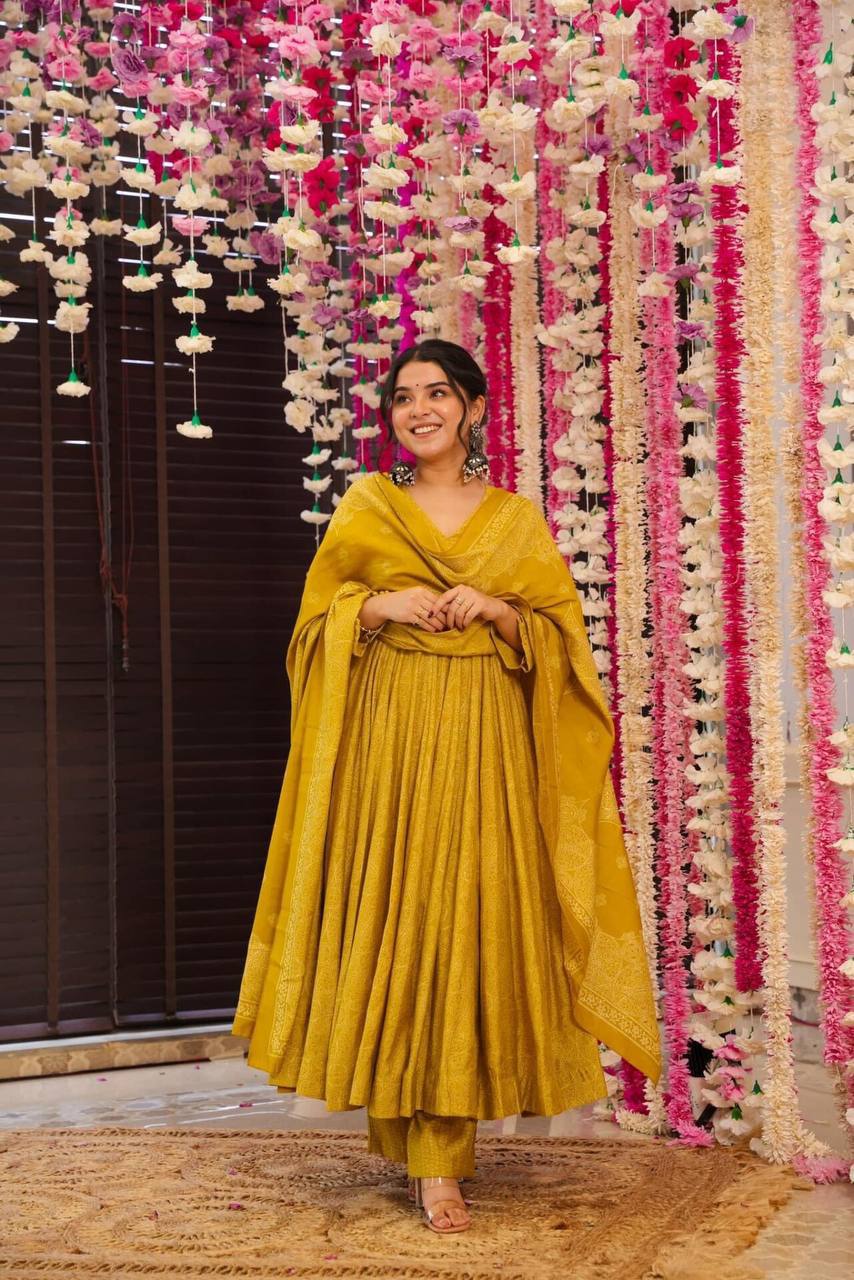 GOLDEN BHANDANI SUIT
