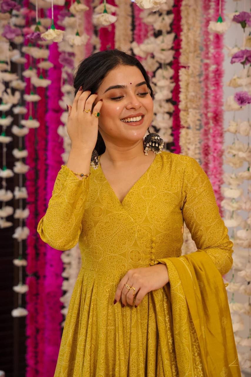 GOLDEN BHANDANI SUIT